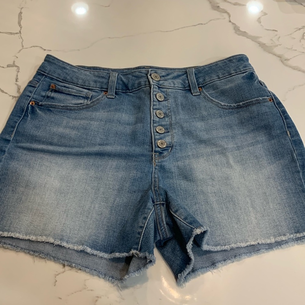 Jean shorts. Button front. Great faded denim fabric. CUTE & great condition!👌🏻